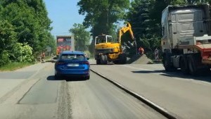Dlaczego podczas remontów dróg krajowych nie buduje się nowych zatoczek autobusowych?