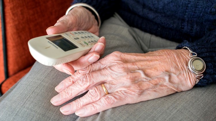 Malbork. Seniorka straciła 30 tys. zł i złotą biżuterię metodą…
