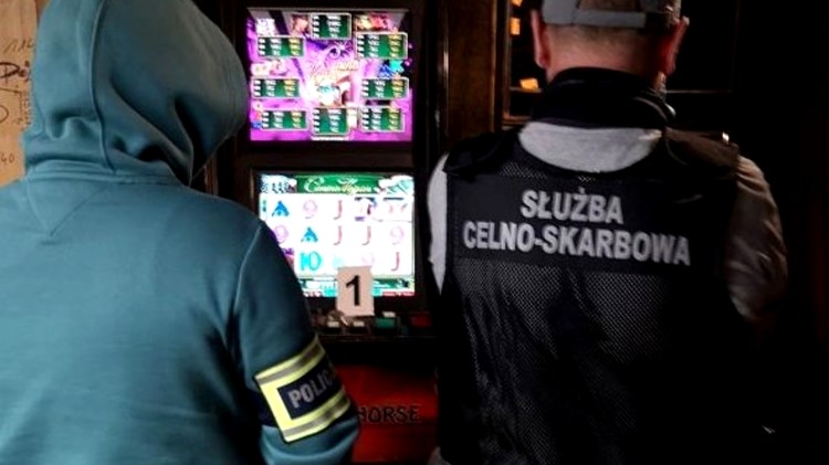 Powiat sztumski. Funkcjonariusze zabezpieczyli nielegalne automaty do…