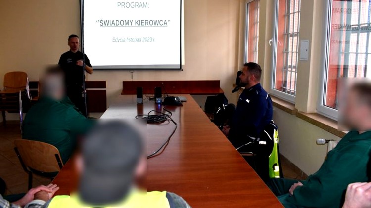 Malbork. Świadomy kierowca – spotkanie policjantów z osadzonymi w…