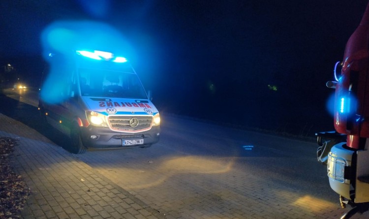 Nieprzytomny mężczyzna na poboczu drogi i plamy na drodze – raport…