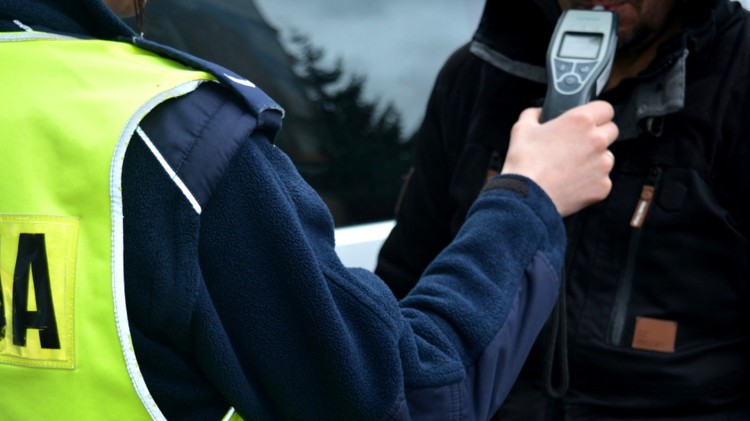 Dzierzgoń. Pijany spowodował kolizję i uciekł z miejsca zdarzenia…