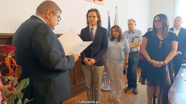 Malbork. Najlepsi absolwenci 2024 nagrodzeni przez Starostę. Wideo i…