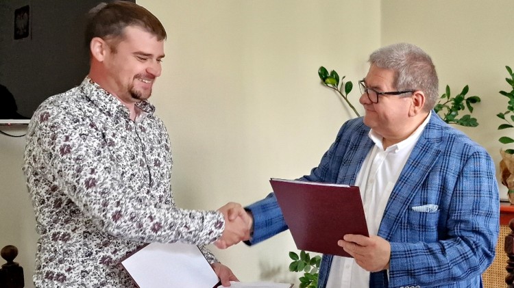 Powiat malborski. Wkrótce przebudowa drogi w Ząbrowie – podpisano…