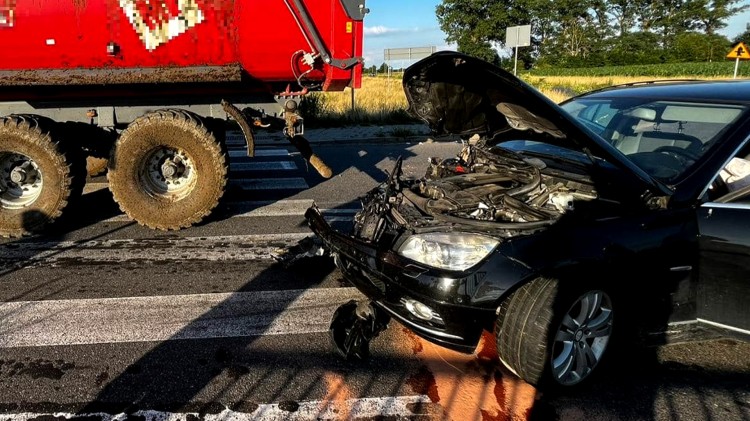Rakowe Pole. Jedna osoba w szpitalu po zderzeniu osobówki z ciągnikiem…