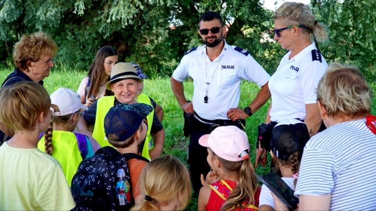 Powiat nowodworski. Bezpieczny wakacyjny wypoczynek – spotkanie policjantów…