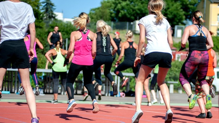 Charytatywny maraton fitness dla Julii – pomóż, ćwicząc.