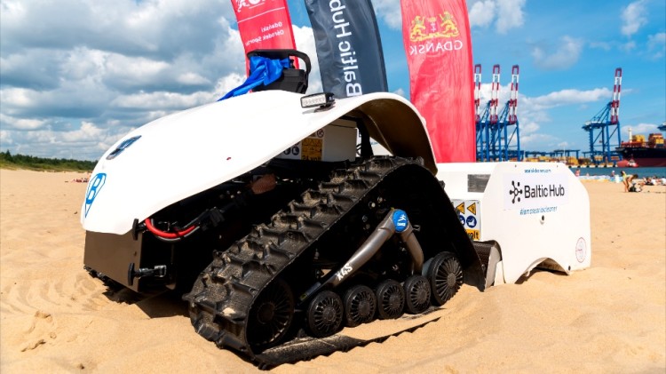 BeBot sprząta plażę Stogi – pierwszy taki robot w Polsce już pracuje…