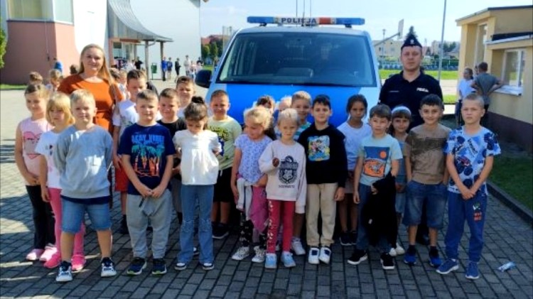Bezpieczna droga do szkoły – policjanci edukują najmłodszych.