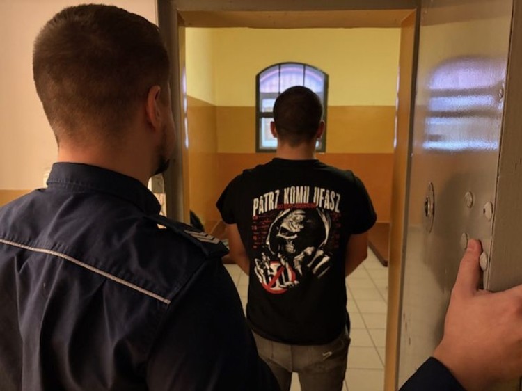Policjanci z Kwidzyna i Prabut zatrzymali 18-latka podejrzanego o wyłudzenie…