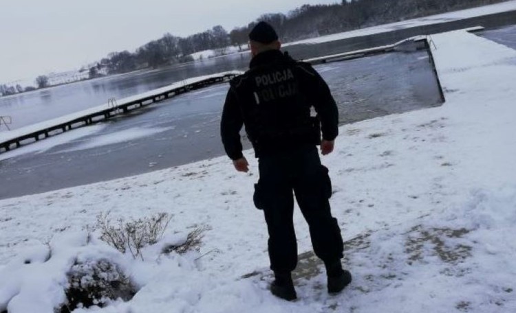 Uwaga na cienki lód – zimowe akweny mogą być śmiertelnie niebezpieczne.