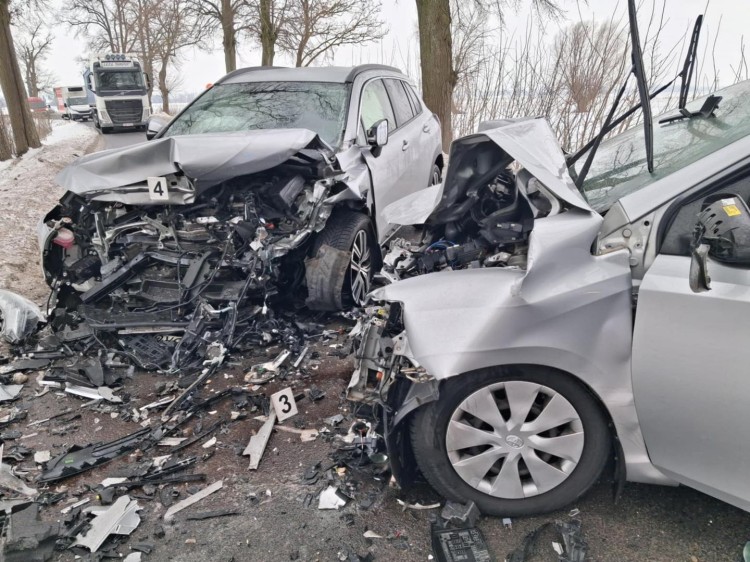 Czołowe zderzenie dwóch pojazdów na drodze Złotowo–Krzyżanowo.