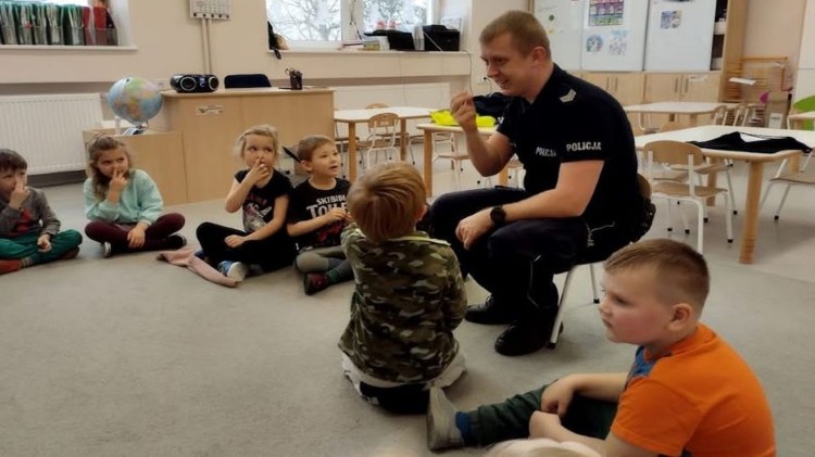 Bezpieczny maluch na drodze – sztumscy policjanci z wizytą u przedszkolaków.