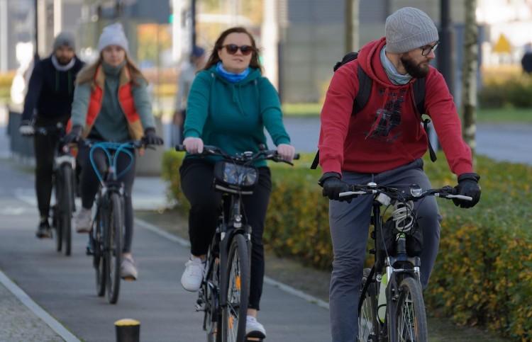 Wiosna sprzyja rowerowym przejażdżkom. Policja przypomina o bezpieczeństwie.