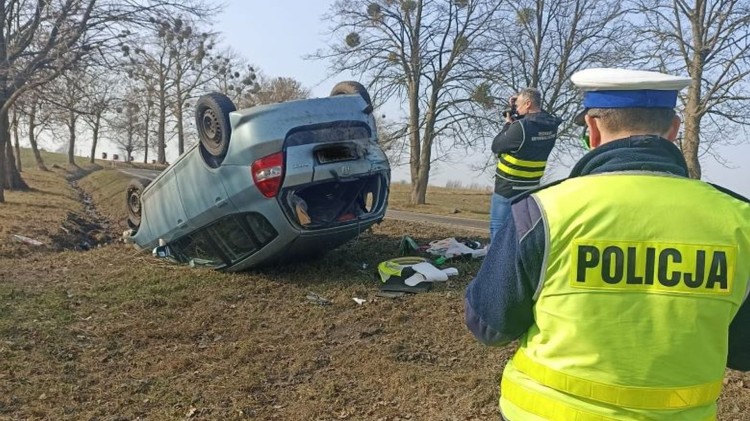 Policjanci apelują o ostrożność na drodze po dachowaniu w Sztumskiej…