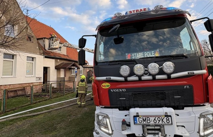 Pożar dachu budynku i mieszkania, uwięzione ptaki – raport malborskich…