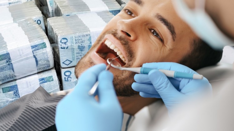 Stomatologia. Przez wysokie ceny Polacy coraz częściej rezygnują z…