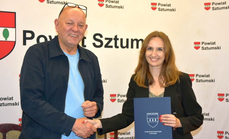 Powiat sztumski wspiera edukację i kulturę. Podpisano umowy na projekty…
