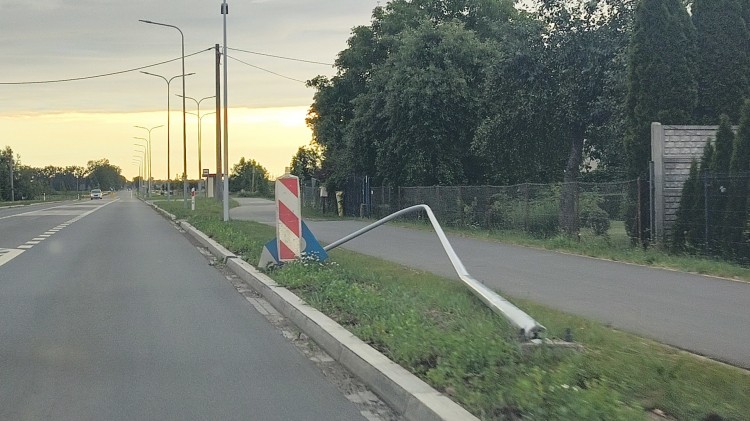 Uszkodzone słupy oświetleniowe wciąż przy DK22 w Królewie. GDDKiA…