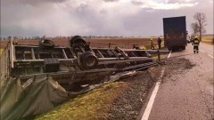 Malbork. Zdmuchnięta przyczepa, zerwany dach budynku – strażacy znowu mieli ręce pełne roboty.