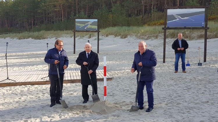 Prezes PiS Jarosław Kaczyński w Nowym Świecie wbił symboliczną pierwszą…