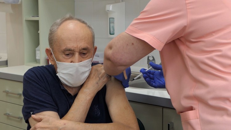 Malbork. Ruszyły szczepienia najstarszych mieszkańców. Zobacz wideo.…