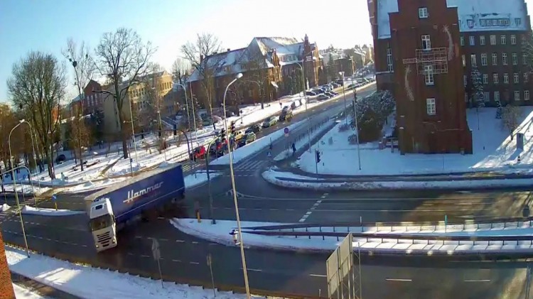 Malbork. O mały włos od tragedii - TIR zawraca na skrzyżowaniu DK22…