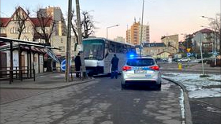 Malbork. Autobus uderzył w słup telegraficzny, po drodze uszkadzając…