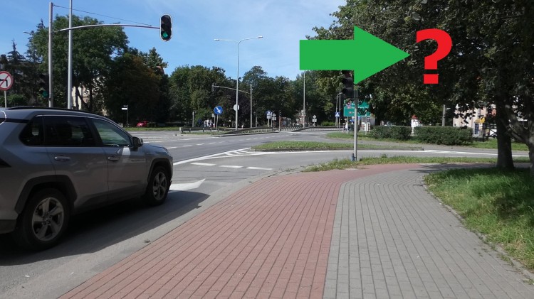 Malbork. Dlaczego na tym skręcie nie może być zielonej strzałki? –…