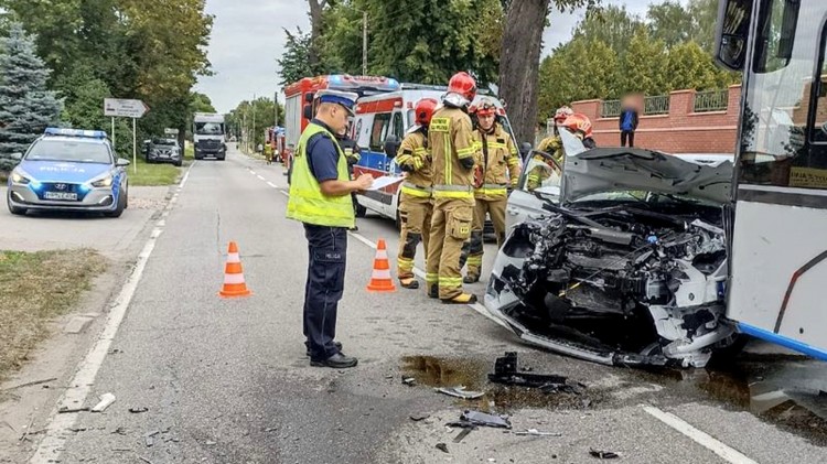 Policjanci wyjaśniają przyczyny poniedziałkowego wypadku autobusu i…