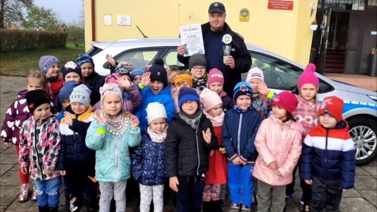 Powiat sztumski. Policjant rozmawiał o bezpieczeństwie z przedszkolakami…