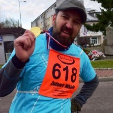Obchody Dnia Niepodległości w Nowym Dworze Gd. Kwiaty, bieg, śpiewanie…