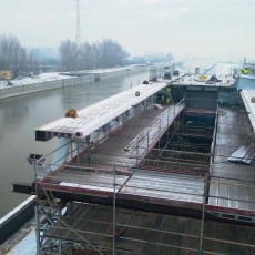 Nowakowo. Wykonawca rozpoczął montaż konstrukcji obrotowego mostu na…