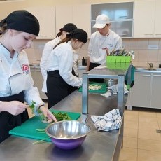Malbork. Kandyzowane orzechy, korzenne ciasteczka i tort makowy - świąteczne…