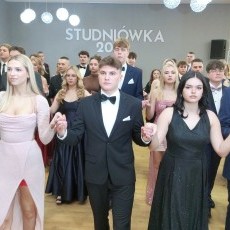 Studniówka 2025 II LO w Malborku ? zobacz poloneza i wywiady. Wideo i…