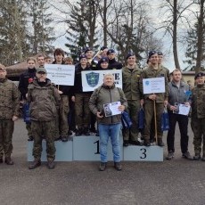 Spartakiada sportowo-obronna na lotnisku w Malborku. Uczniowie klas mundurowych…