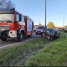 Groźny wypadek o świcie w Kałdowie. Zderzenie trzech aut, jedna osoba…